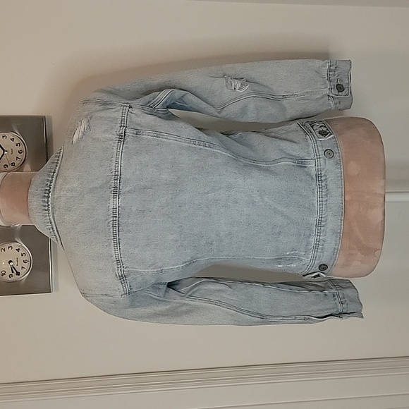 Old Navy Women's Distressed 100% Cotton Denim Jean Jacket. Size XS, EUC - Picture 3 of 7